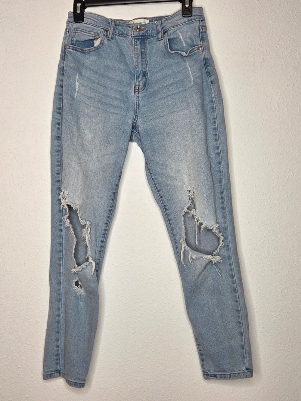 RE Generation by Celebrity Pink Distressed Jeans in Mindful 7/28